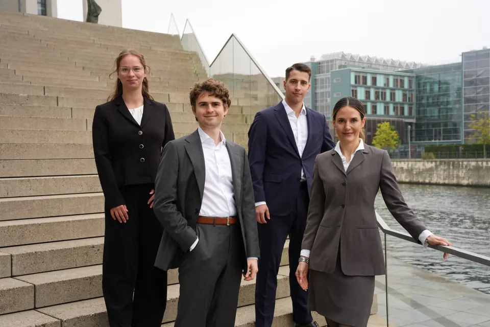 Das VADRIS-Team an der Spree in Berlin